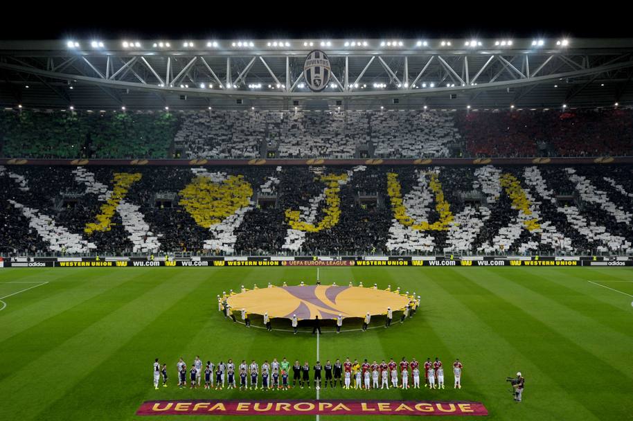Juventus-Lione: ecco la straordinaria scenografia dei tifosi bianconeri allo Stadium con la dichiarazione d&#39;amore nei confronti della squadra. LaPresse